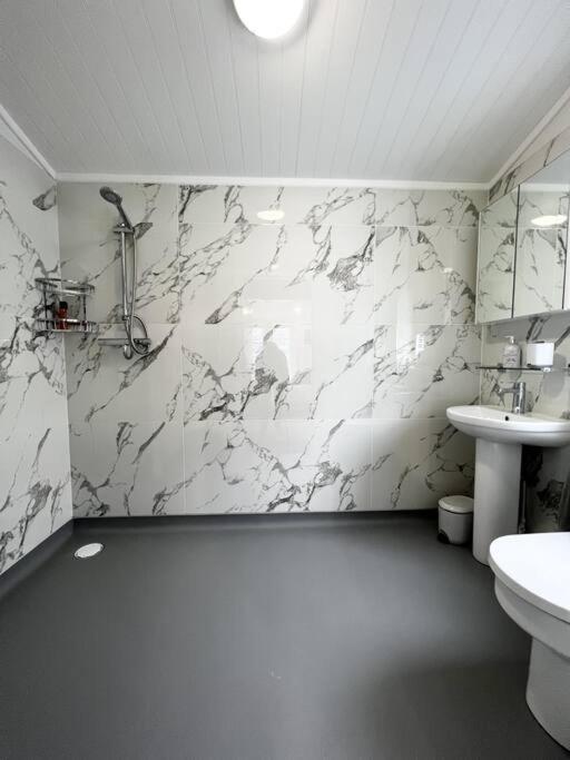 Diddly Squat Lodge With Hot Tub, Pendle View Holiday Park Clitheroe Luaran gambar